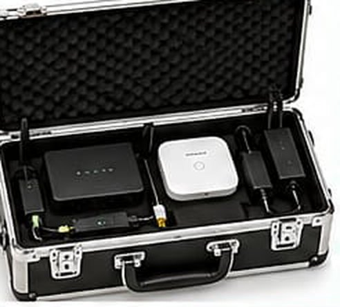 Geöffnete Monitoring-Box mit 4G/LTE-Router, Basisstation und Netzteil im Koffer